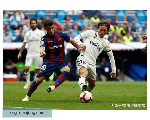世界杯任意球战术演变趋势与现代足球攻防创新路径分析
